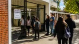 Centenario: escuela alerta por personas que abordaban a estudiantes en la salida
