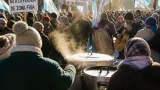 Jubilados realizan un "frazadazo" en Bahía Blanca contra el tarifazo y la derogación de la Zona Fría