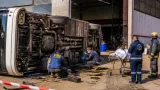 Operario fallece en Rosario tras desplomarse un colectivo en un taller