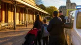 Tandil: Lunghi exige explicaciones a Azul por el traslado de una familia dejada en la estación