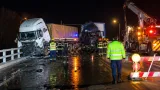 Un muerto y dos heridos en choque frontal entre camiones sobre la Ruta 22, cerca del puente al río Colorado