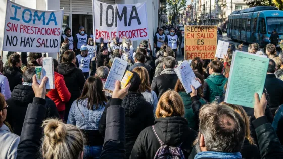 Afiliados del IOMA reclaman en Bahía Blanca por cortes de prestaciones y cobros indebidos