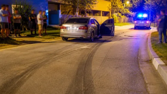 Chofer de aplicación se arrojó de un auto en movimiento en la fuga tras un presunto robo comando en Terra Village