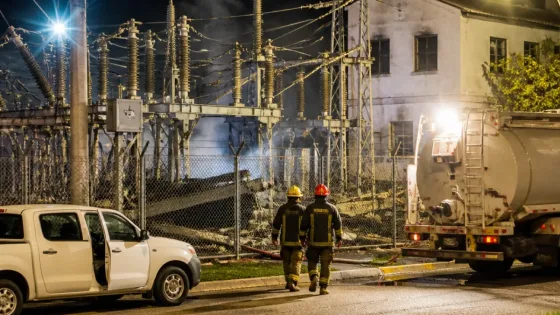 Gran incendio en subestación de Tolosa deja a sectores de La Plata sin luz