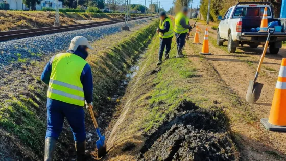 Pergamino mantiene limpieza de canales junto a las vías para mejorar el escurrimiento hídrico