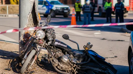 Plottier: joven de 20 años murió al chocar su moto contra un poste en Avenida del Trabajo