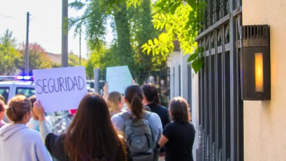 Vecinos de Morón reclamaron seguridad frente a la casa del intendente tras balacera en El Palomar
