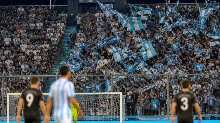 Atlético Tucumán escaló a los puestos de clasificación tras vencer a Racing en Avellaneda