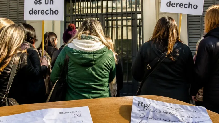 Campana: docentes denuncian dificultades con IAPOS y descuentos por enfermedad