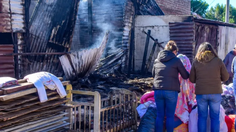 Campana: piden ayuda para familia de Berisso que perdió todo en un incendio donde murió una nena