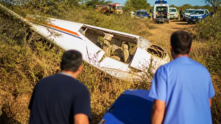 Cayó una avioneta en el sur de Córdoba: cinco ocupantes, dos menores y rescate en zona de difícil acceso