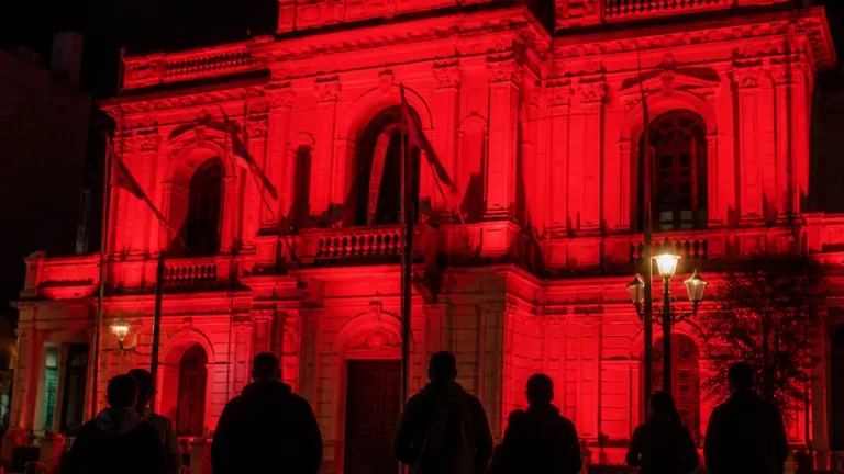 Concordia iluminó el Palacio Municipal de rojo por el Día Mundial contra la Polio