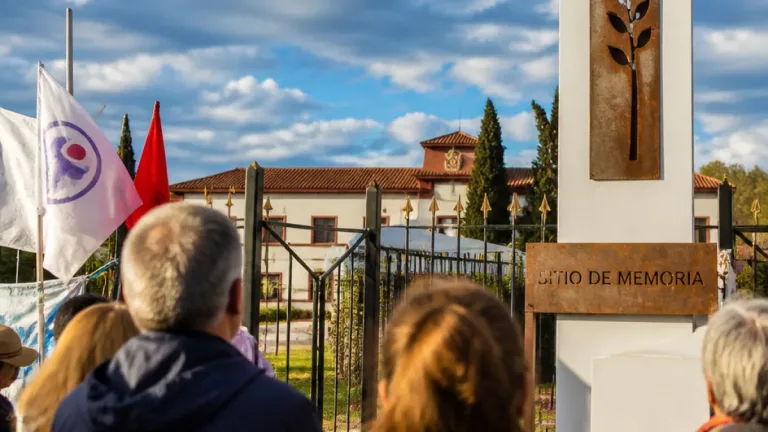 Concordia: reinstalan cartel que señala al predio del Regimiento como Sitio de Memoria