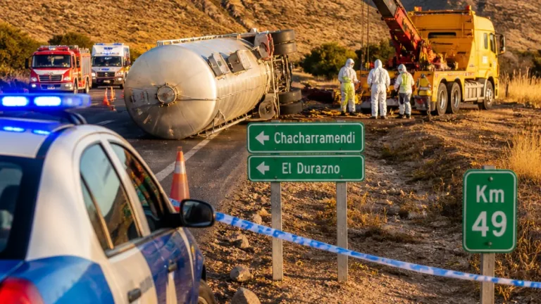 Corte total en la RN 143 por el vuelco de un camión con gas licuado: estiman hasta 48 horas para liberar el paso