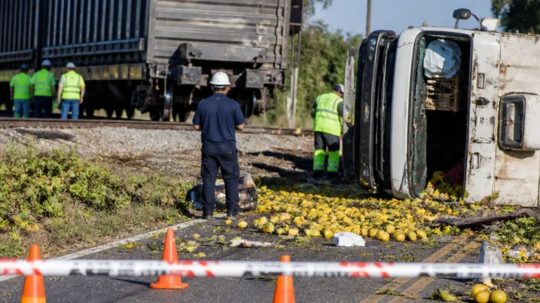 Descarrila un tren de cargas tras chocar con un camión de limones en Simoca: ruta cortada y sin heridos