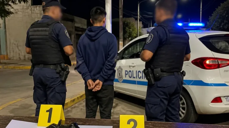 Detienen en Trelew a dos jóvenes: uno llevaba un revólver .38 y el otro un cuchillo Tramontina