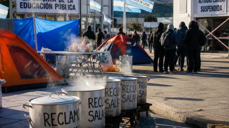 Docentes fueguinos inician la quinta semana de paro y mantienen cortes de actividades en toda la provincia