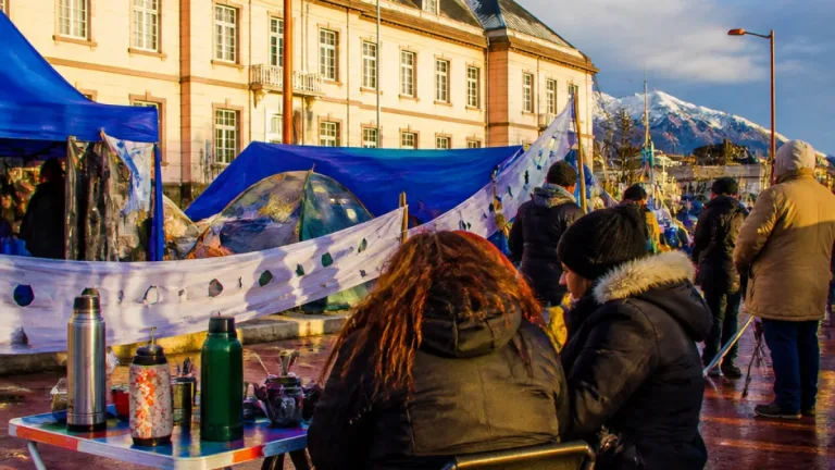 Docentes mantienen paro por tiempo indeterminado y acampan frente a sedes del Ejecutivo en Tierra del Fuego