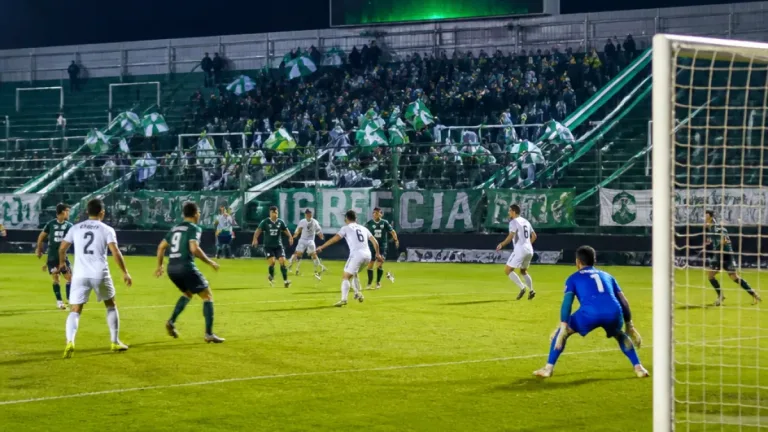 Empate en el Coloso: Ferro Carril Oeste de General Pico debutó 1-1 en el TRFA