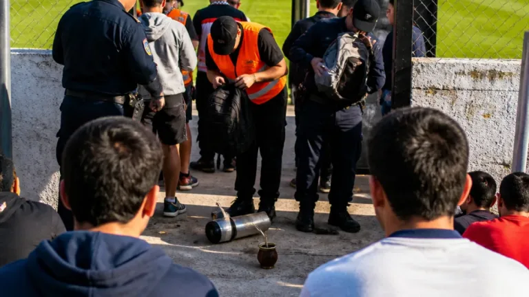 En Concepción se debate la prohibición de entrar a canchas con mate tras agresión a un árbitro