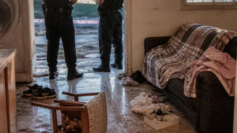 Esquel: internada una mujer y bajo resguardo sus tres hijos tras el hallazgo en una vivienda