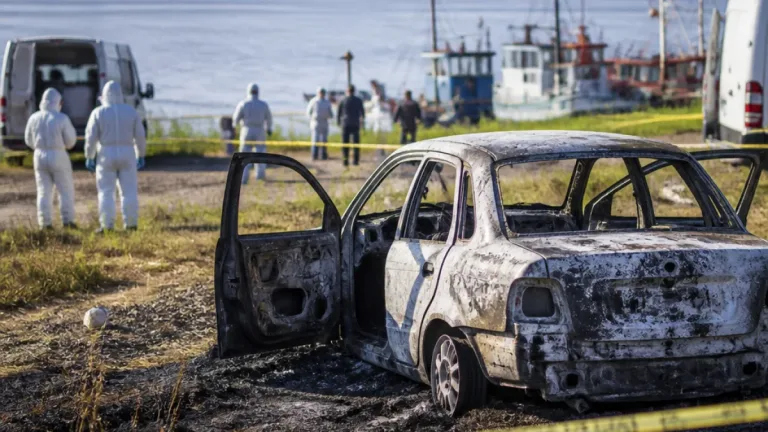 Femicidio seguido de suicidio en Villa Gobernador Gálvez: hallan dos cuerpos en un auto incendiado