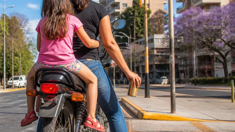Filmaron en Catamarca a una mujer que manejaba una moto tomando cerveza y con su hija sin casco
