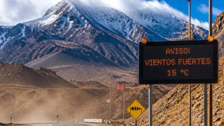Fuerte viento en la cordillera y descenso de la temperatura: alertas para Mendoza este viernes