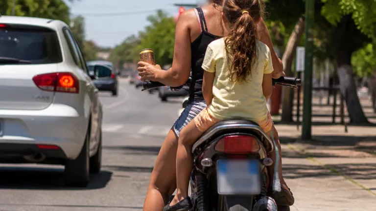 Indignación en Catamarca: filmaron a una mujer bebiendo cerveza mientras llevaba a su hija sin casco en moto