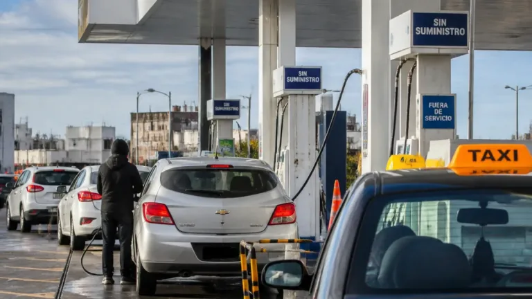 Mar del Plata: continúa la restricción de GNC y choferes cargan cuando encuentran estación disponible