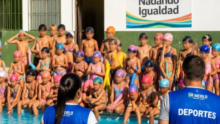 Merlo amplía el acceso al agua: más de 20 chicos de Mariano Acosta participaron de “Nadando Igualdad”