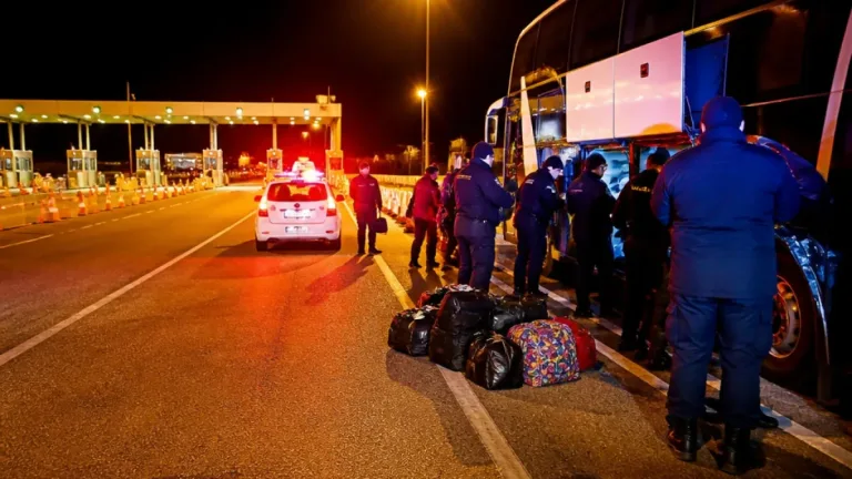 Migraciones retuvo a una joven boliviana en el peaje de General Lagos durante un operativo en la autopista