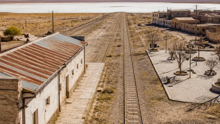 Olacapato, el pueblo puneño de Salta que ofrece tranquilidad entre salares y vías del Belgrano