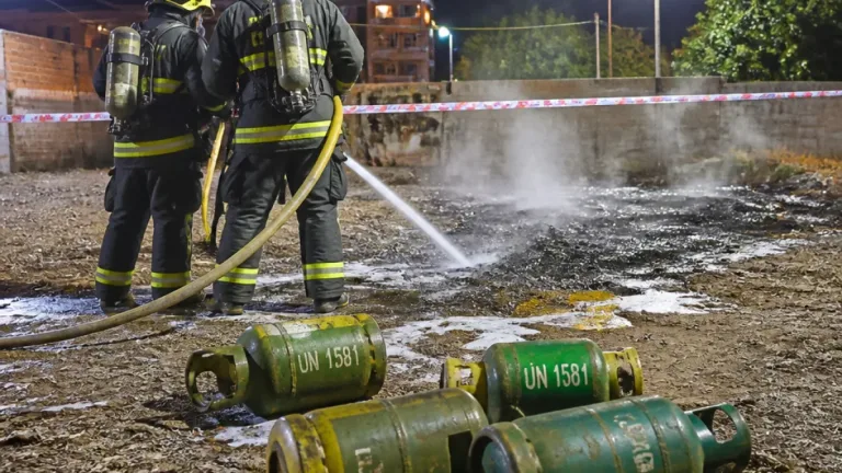 Plottier: dos bomberos intoxicados por bromuro de metilo en incendio de pastizales