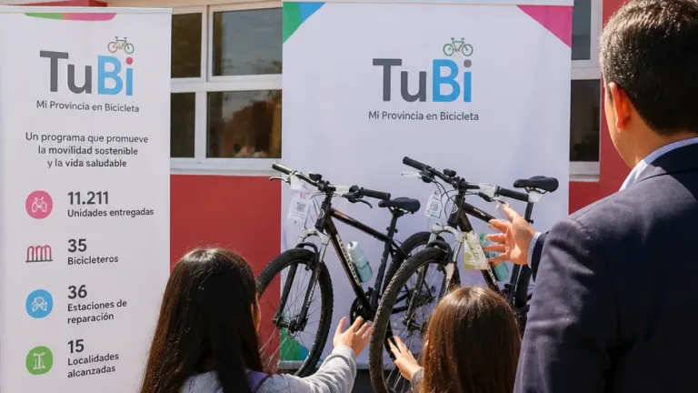 Poggi entregó dos bicicletas del programa TuBi en Los Manantiales y destacó el impacto escolar y laboral