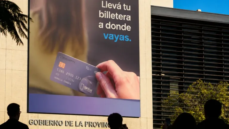 Polémica en San Luis por una campaña oficial que usó la imagen de Tini creada con IA