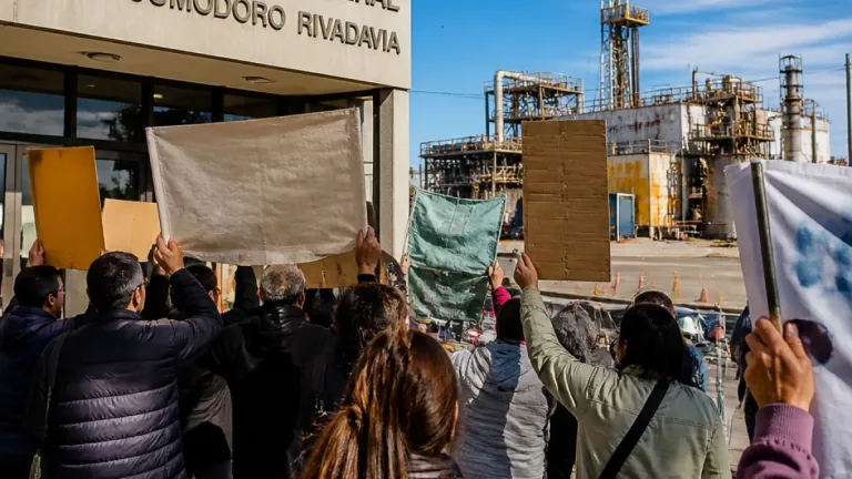Presentan amparo colectivo para anular el acuerdo entre Chubut e YPF por pasivos ambientales