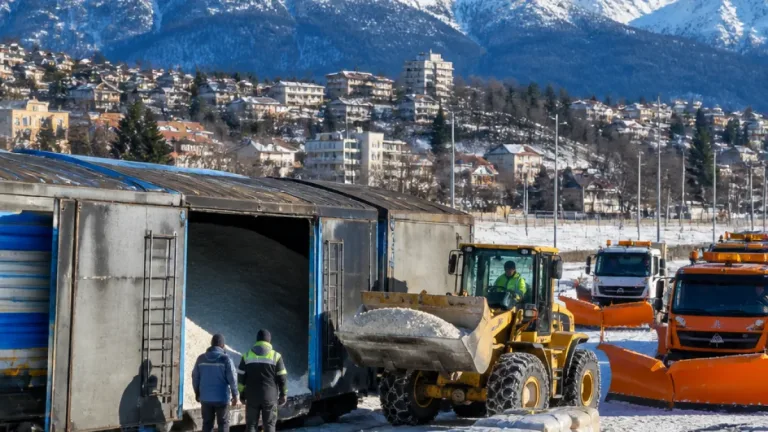 Río Negro envía 600 toneladas de sal a Bariloche para mitigar hielo y facilitar el tránsito