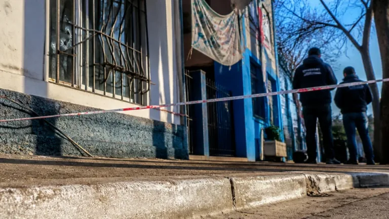 Rosario: atacaron dos escuelas y dejaron banderas con reclamos vinculados a la cárcel de Piñero