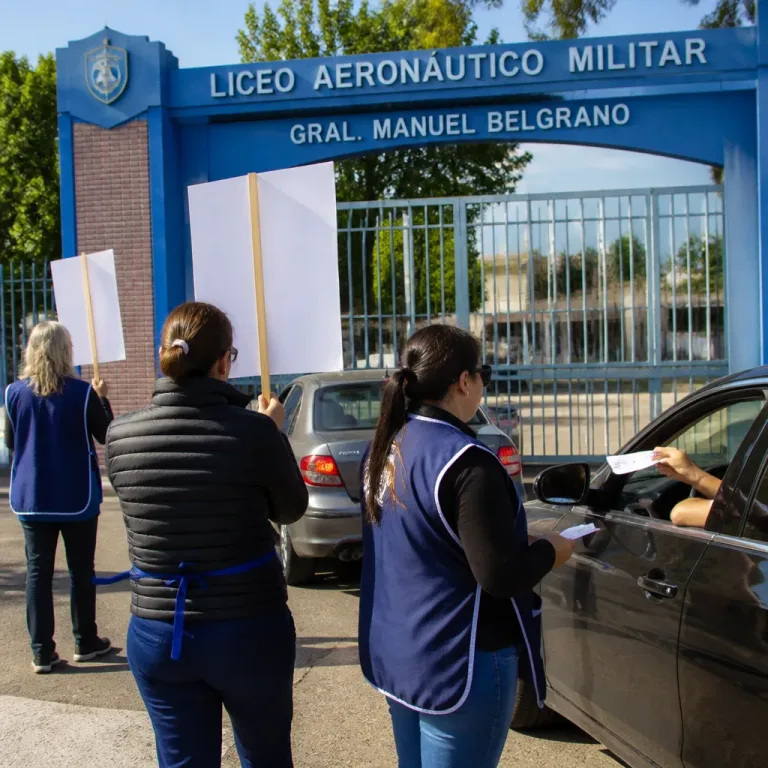 Trabajadores del Liceo Aeronáutico de Funes protestaron por corte de prestaciones y salarios atrasados