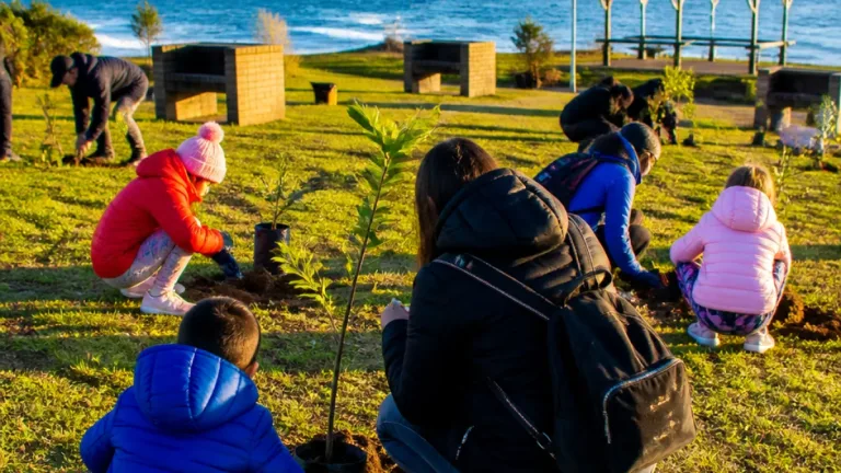 Sindicato plantó árboles y abrió espacios verdes en Puerto Madryn para la temporada de verano