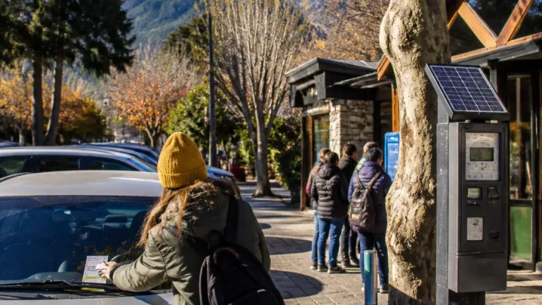 Turista denuncia multa por falla en sistema de estacionamiento en San Martín de los Andes