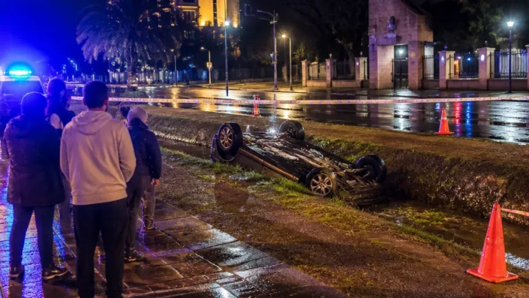 Un auto cayó volcado en el zanjón central de avenida Robustiano Patrón Costas en la zona norte