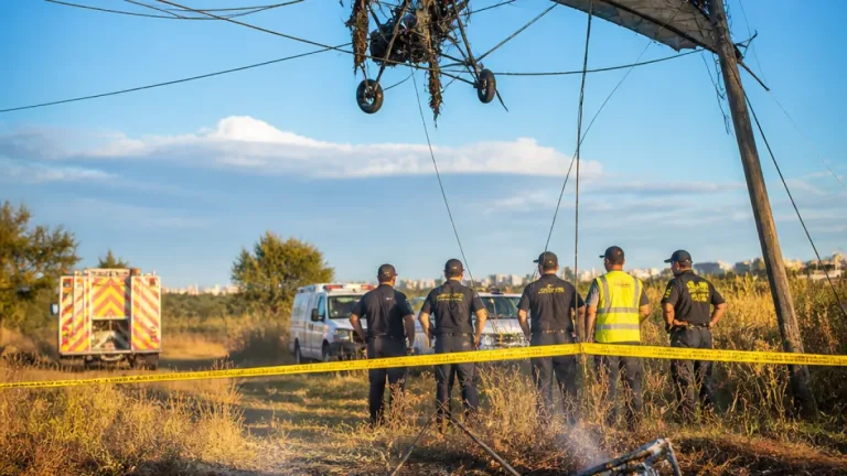 Un hombre murió en Posadas tras chocar su ala delta motorizada contra cables eléctricos