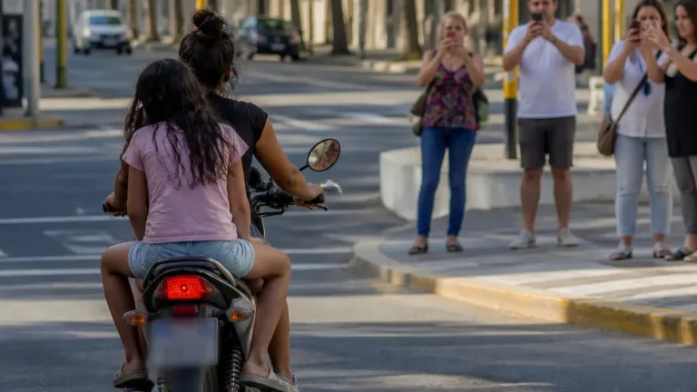 Una mujer fue filmada manejando una moto con una cerveza en la mano y su hija sin casco en Catamarca