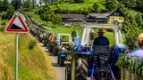 FPÖ-Fahrt ins Blaue endet an der Burg Deutschlandsberg – Traktorenzug und Einkehr in Stallhof