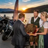 Harley-Erbe erhält originale Kärntner Lederhose bei European Bike Week am Faaker See