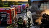 Grosser Feuerwehreinsatz in Rankweil-Brederis: Paletten verbrannten, kein Gebäude betroffen