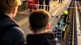 Jugendlicher stürzt in Wien‑Brigittenau auf U‑Bahn‑Gleise – Freunde beschimpfen und springen ebenfalls auf die Schienen