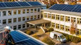 Mistelbach setzt auf Sonnenstrom: Bezirkshauptmannschaft und Berufsschule produzieren künftig selbst Energie